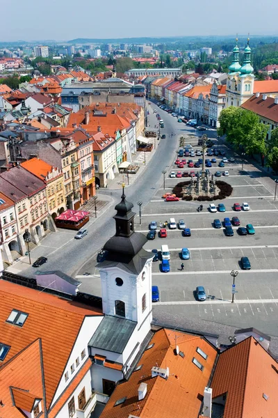 Famosa gran plaza con torre blanca, ayuntamiento, iglesia gótica del Espíritu Santo, ciudad histórica Hradec Kralove, República Checa —  Fotos de Stock