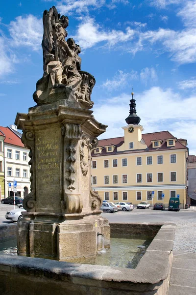 Barokke Johannes van Nepomuk water goed op kleine vierkante, historische stad Hradec Kralove, Tsjechië — Stockfoto