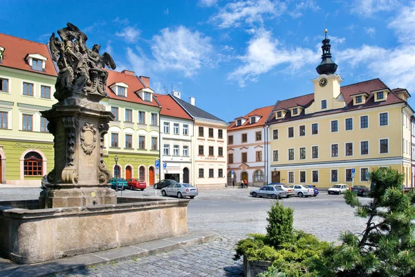 Pozzo d'acqua barocco San Giovanni Nepomuceno sulla piazzetta, centro storico Hradec Kralove, Repubblica Ceca — Foto Stock