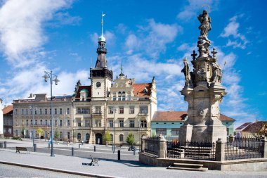 Belediye ve 1739 Marian sütundan, tarihi kent merkezi şehrin Kladno, Merkezi Bohemia, Çek Cumhuriyeti