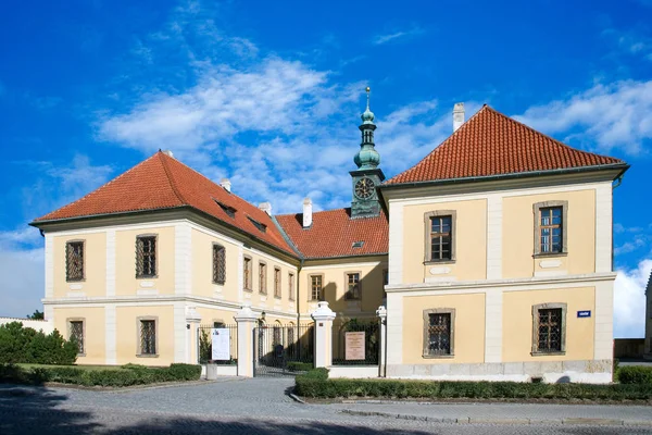 Castillo barroco con parque, centro histórico de la ciudad Kladno, Bohemia Central, República Checa — Foto de Stock