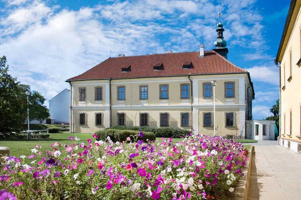 Barok castle park, şehir Kladno, Merkezi Bohemia, Çek Cumhuriyeti tarihi kent merkezi ile — Stok fotoğraf