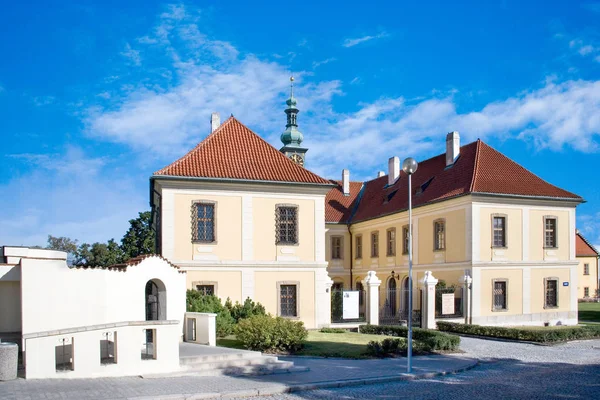 Castillo barroco con parque, centro histórico de la ciudad Kladno, Bohemia Central, República Checa — Foto de Stock