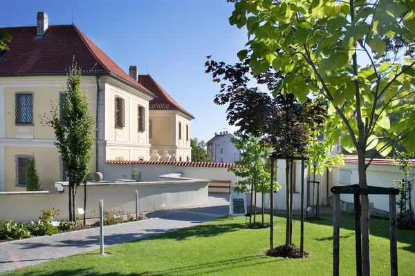 Castillo barroco con parque, centro histórico de la ciudad Kladno, Bohemia Central, República Checa —  Fotos de Stock