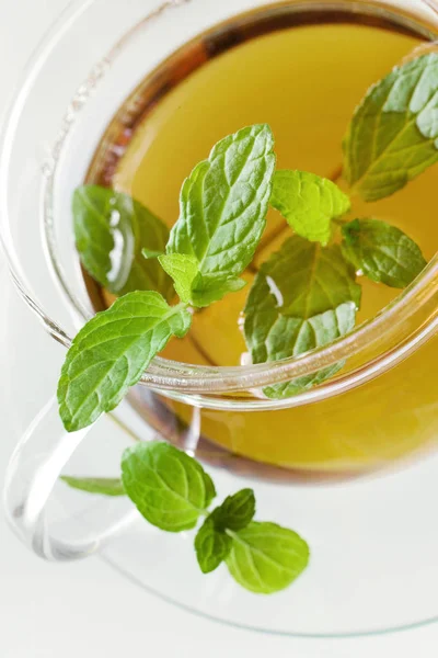 Tee im Glas mit Zitrone und frischen Minzblättern - Kräutertee — Stockfoto
