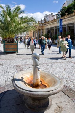Karlovy Vary, Çek Cumhuriyeti - 6 Temmuz 2017: Mill colonnade spa town Karlovy Vary, Batı Bohemia, Çek Cumhuriyeti. Ünlü tarihi kaplıcaları, en çok ziyaret edilen Cr.