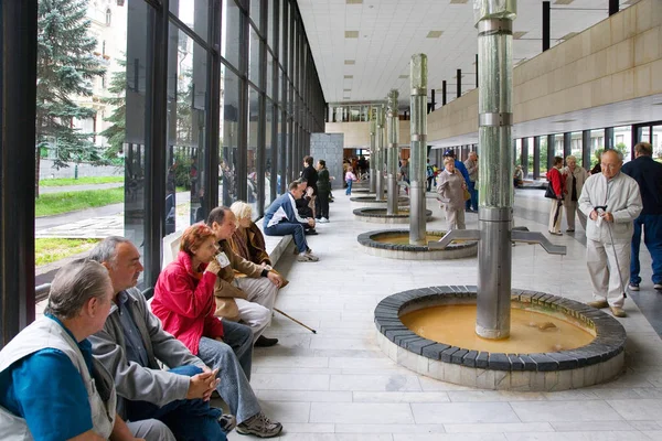 Paviljongen av Vridlo varma våren pelargången i kurorten Karlovy Vary, Tjeckien — Stockfoto