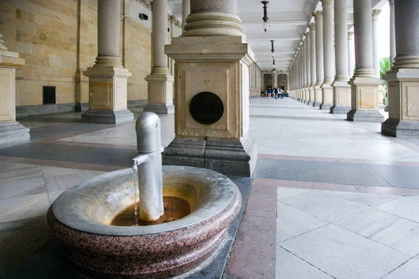 Colunata de moinhos na cidade termal Karlovy Vary, West Bohemia, República Checa — Fotografia de Stock