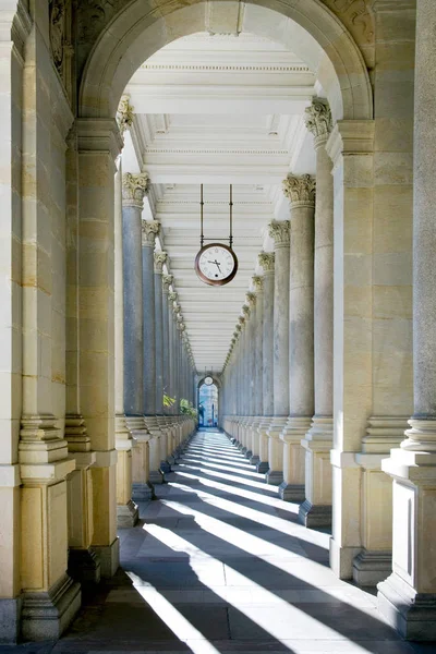 Colunata de moinhos na cidade termal Karlovy Vary, West Bohemia, República Checa — Fotografia de Stock