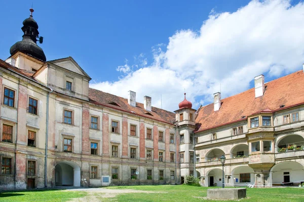 Castello rinascimentale in città Bela pod Bezdezem, regione Liberec, Boemia settentrionale, Repubblica ceca — Foto Stock