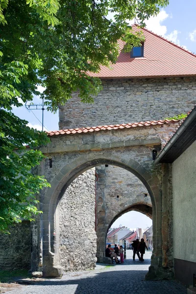 Ciudad medieval gótica fortificación en la ciudad Bela pod Bezdezem, región de Liberec, Bohemia del Norte, República Checa — Foto de Stock