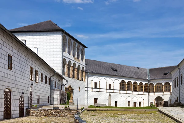 Castillo renacentista Kolstejn, ciudad Branna, montañas Jeseniky, República Checa — Foto de Stock