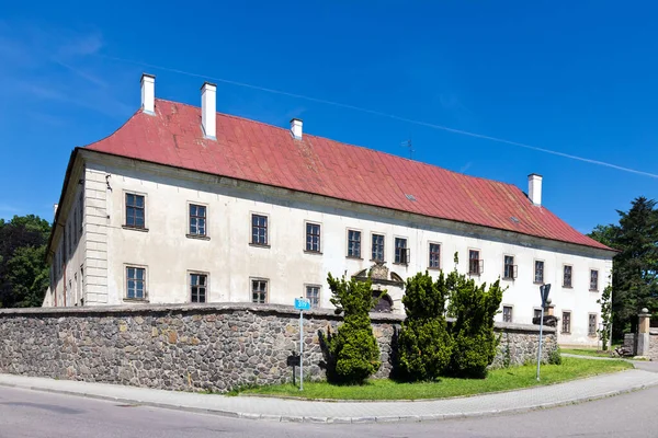 Slott, T.G. Masaryk square, Rokytnice v Orlickych horach town, östra Böhmen, Tjeckien — Stockfoto