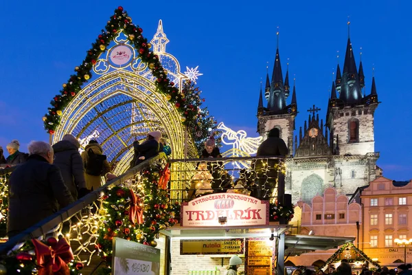 Praça da Cidade Velha, mercado de Natal em Praga (UNESCO), República Checa — Fotografia de Stock