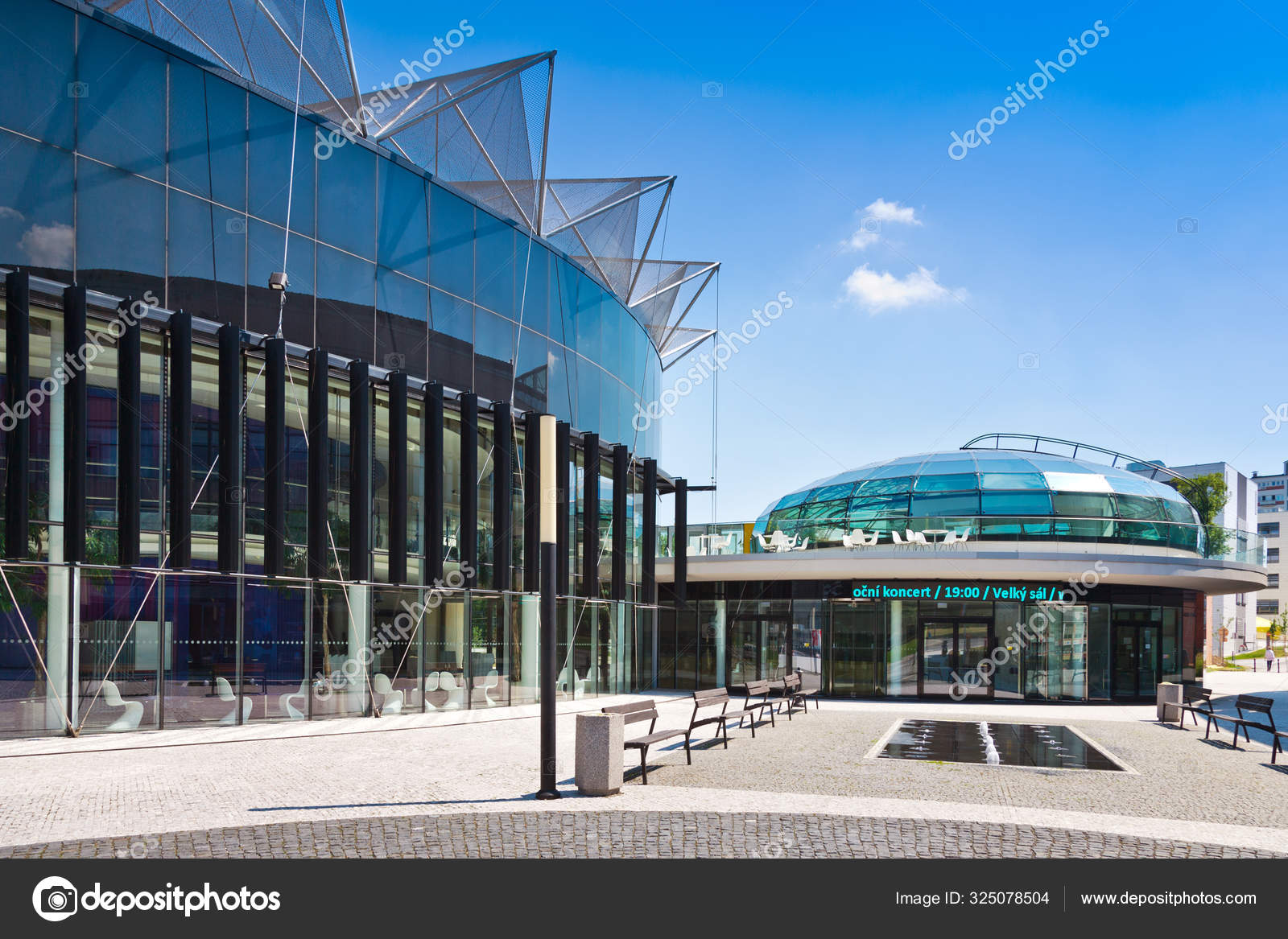Edificio moderno de oficinas exteriores — Foto de stock ...