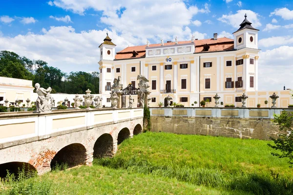 Barroco Milotice castillo y jardines, Moravia del Sur, República Checa republ —  Fotos de Stock
