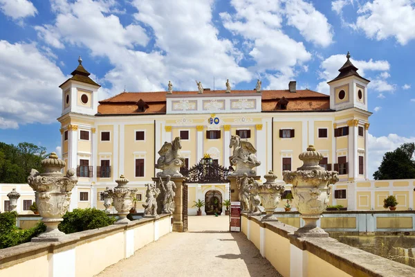 Barokowy zamek i ogrody Milotice, Morawy Południowe, czeska reputacja — Zdjęcie stockowe