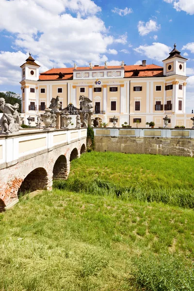 Barokowy zamek i ogrody Milotice, Morawy Południowe, czeska reputacja — Zdjęcie stockowe