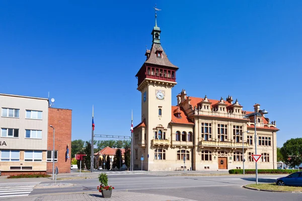 Ayuntamiento neorrenacentista, ciudad de Napajedla, región de Zlin, sur de Mo — Foto de Stock