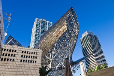  Port Olimpic 'teki Otel Sanatları ve Peix heykeli, Olimpiyat köyü, Barceloneta Sahili, İspanya