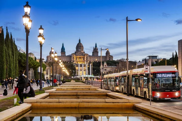 Kataloniens nationella konstmuseum, Montjucs magiska fontän, Palau Nacional, Plaza de Espana, Spanska torget), Barcelona, Spanien — Stockfoto