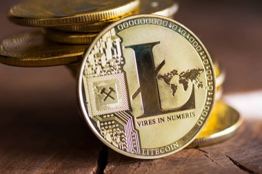 Sanal para Litecoin kripto para birimi - tahtadan arka planda altın sikke ve bozuk para yığını 