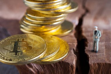 Sanal para Bitcoin kripto para - Bitcoin para biriminin yarısı - ahşap zemin üzerinde altın sikke sembolik yarı ile