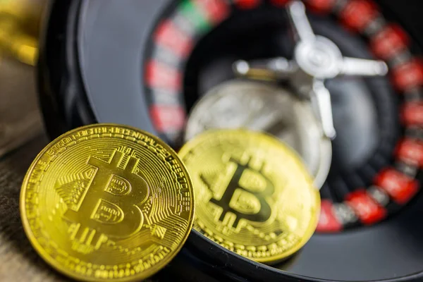 Dinero Virtual Bitcoin Criptomoneda Btc Invenstment Arriesgado Con Moneda Bitcoins — Foto de Stock