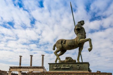 İtalya, Pompei - 19 Ekim 2019: Centaur heykeli, antik Roma kenti Ad 79 'da Vesuvius Dağı' nın patlaması ile yok edildi. Pompeii bir Unesco Dünya Mirası Alanı..
