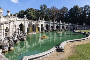 İtalya, Caserta - 19 Ekim 2019: The Royal Palace and Gardens of Caserta (Palazzo Reale di Caserta), 18. yüzyılda inşa edildi. Saray Unesco Dünya Mirası Alanı olarak belirlendi..