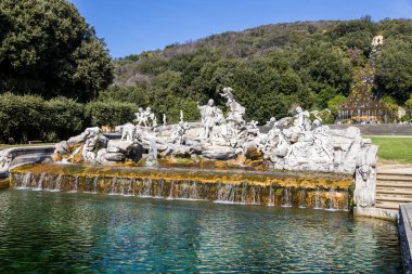 İtalya, Caserta - 19 Ekim 2019: The Royal Palace and Gardens of Caserta (Palazzo Reale di Caserta), 18. yüzyılda inşa edildi. Saray Unesco Dünya Mirası Alanı olarak belirlendi..