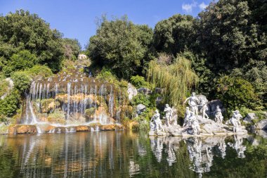 İtalya, Caserta - 19 Ekim 2019: The Royal Palace and Gardens of Caserta (Palazzo Reale di Caserta), 18. yüzyılda inşa edildi. Saray Unesco Dünya Mirası Alanı olarak belirlendi..