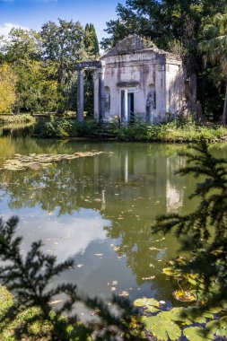 İtalya, Caserta - 19 Ekim 2019: The Royal Palace and Gardens of Caserta (Palazzo Reale di Caserta), 18. yüzyılda inşa edildi. Saray Unesco Dünya Mirası Alanı olarak belirlendi..