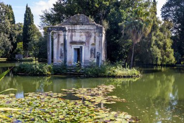 İtalya, Caserta - 19 Ekim 2019: The Royal Palace and Gardens of Caserta (Palazzo Reale di Caserta), 18. yüzyılda inşa edildi. Saray Unesco Dünya Mirası Alanı olarak belirlendi..