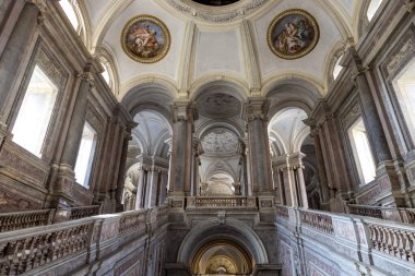 İtalya, Caserta - 19 Ekim 2019: Caserta Kraliyet Sarayı (Palazzo Reale di Caserta), 18. yüzyılda inşa edilmiş, Campania 'daki Bourbon krallarının eski barok konutu. Saray Unesco Dünya Mirası Alanı olarak belirlendi..