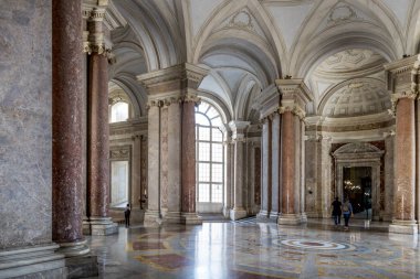 İtalya, Caserta - 19 Ekim 2019: Caserta Kraliyet Sarayı (Palazzo Reale di Caserta), 18. yüzyılda inşa edilmiş, Campania 'daki Bourbon krallarının eski barok konutu. Saray Unesco Dünya Mirası Alanı olarak belirlendi..