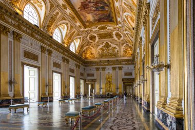 İtalya, Caserta - 19 Ekim 2019: Caserta Kraliyet Sarayı (Palazzo Reale di Caserta), 18. yüzyılda inşa edilmiş, Campania 'daki Bourbon krallarının eski barok konutu. Saray Unesco Dünya Mirası Alanı olarak belirlendi..
