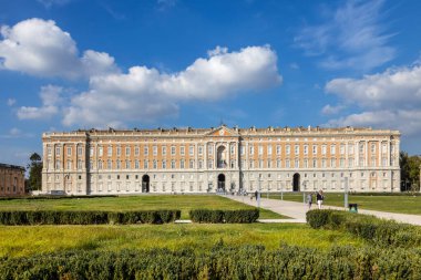İtalya, Caserta - 19 Ekim 2019: The Royal Palace and Gardens of Caserta (Palazzo Reale di Caserta), 18. yüzyılda inşa edildi. Saray Unesco Dünya Mirası Alanı olarak belirlendi..