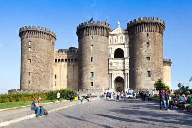 İtalya, Napoli - 19 Ekim 2019: Ortaçağ Gotik kalesi Castel Nuovo, genellikle Maschio Angioino olarak bilinir. 1815 'e kadar Napoli, Aragon ve İspanya krallarının kraliyet koltuğu..