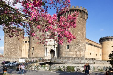 İtalya, Napoli - 19 Ekim 2019: Ortaçağ Gotik kalesi Castel Nuovo, genellikle Maschio Angioino olarak bilinir. 1815 'e kadar Napoli, Aragon ve İspanya krallarının kraliyet koltuğu..