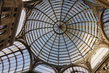 İtalya, Napoli - 19 Ekim 2019: Ünlü Galleria Umberto I galerisi, 1887 ve 1891 yılları arasında Emanuele Rocco tarafından tasarlanmıştır. Unesco tarafından korunuyor..
