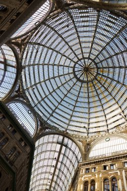 İtalya, Napoli - 19 Ekim 2019: Ünlü Galleria Umberto I galerisi, 1887 ve 1891 yılları arasında Emanuele Rocco tarafından tasarlanmıştır. Unesco tarafından korunuyor..