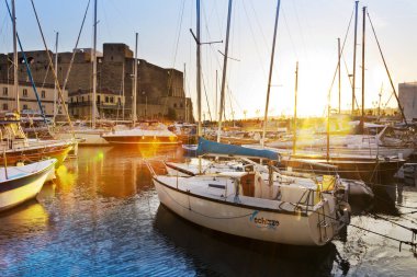 İtalya, Napoli - 19 Ekim 2019: Napoli 'nin en eski kalıcı kalesi olan ortaçağ Gotik kalesi Castel dell' Ovo (İngilizce Egg Castle). Unesco tarafından korunuyor..