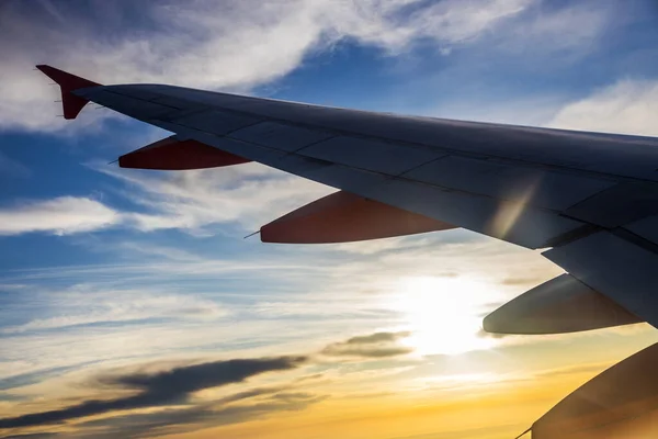 Silhouette Der Ebene Dramatischer Sonnenuntergang Mit Dem Flugzeug Den Urlaub — Stockfoto