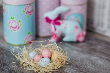 Ahşap arka planda yuvada çok renkli Paskalya yumurtaları. Mutlu Paskalyalar