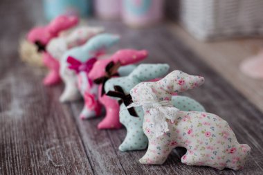 Beyaz ahşap arka planda el yapımı paskalya tavşanları.