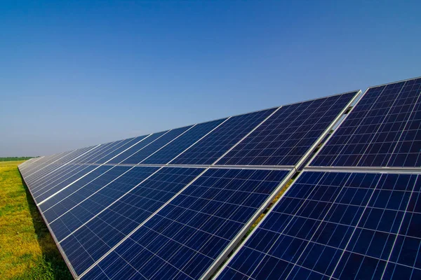 青い空の背景に太陽エネルギーパネル — ストック写真