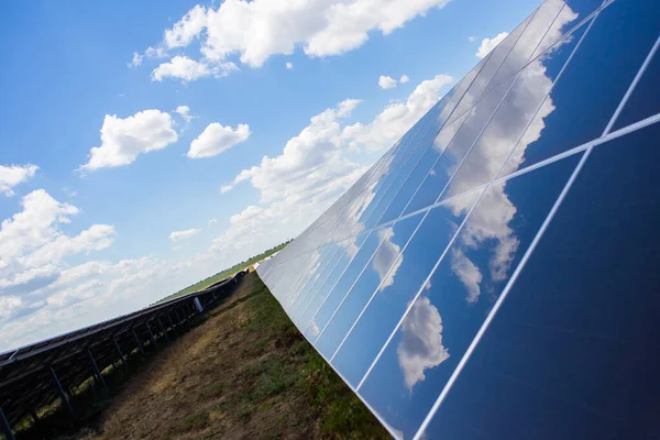 テクスチャの空を背景に雲の反射を持つ太陽電池パネル — ストック写真