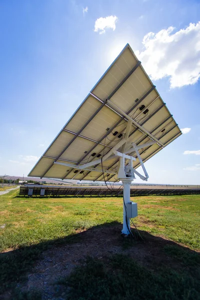 後ろから追跡装置の太陽電池パネル — ストック写真