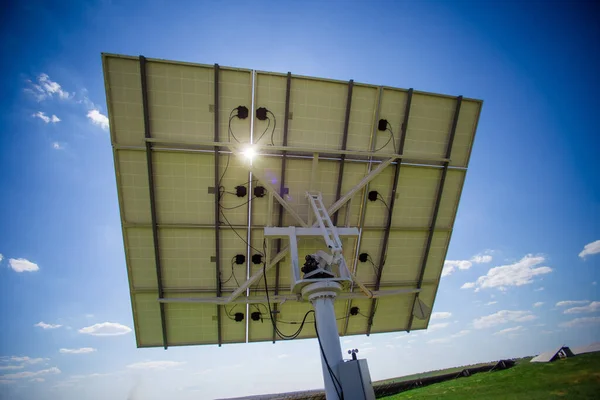 後ろから追跡装置の太陽電池パネル — ストック写真